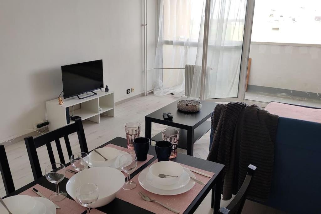 Charmant Appartement Proche Melun Centre Ville Luaran gambar